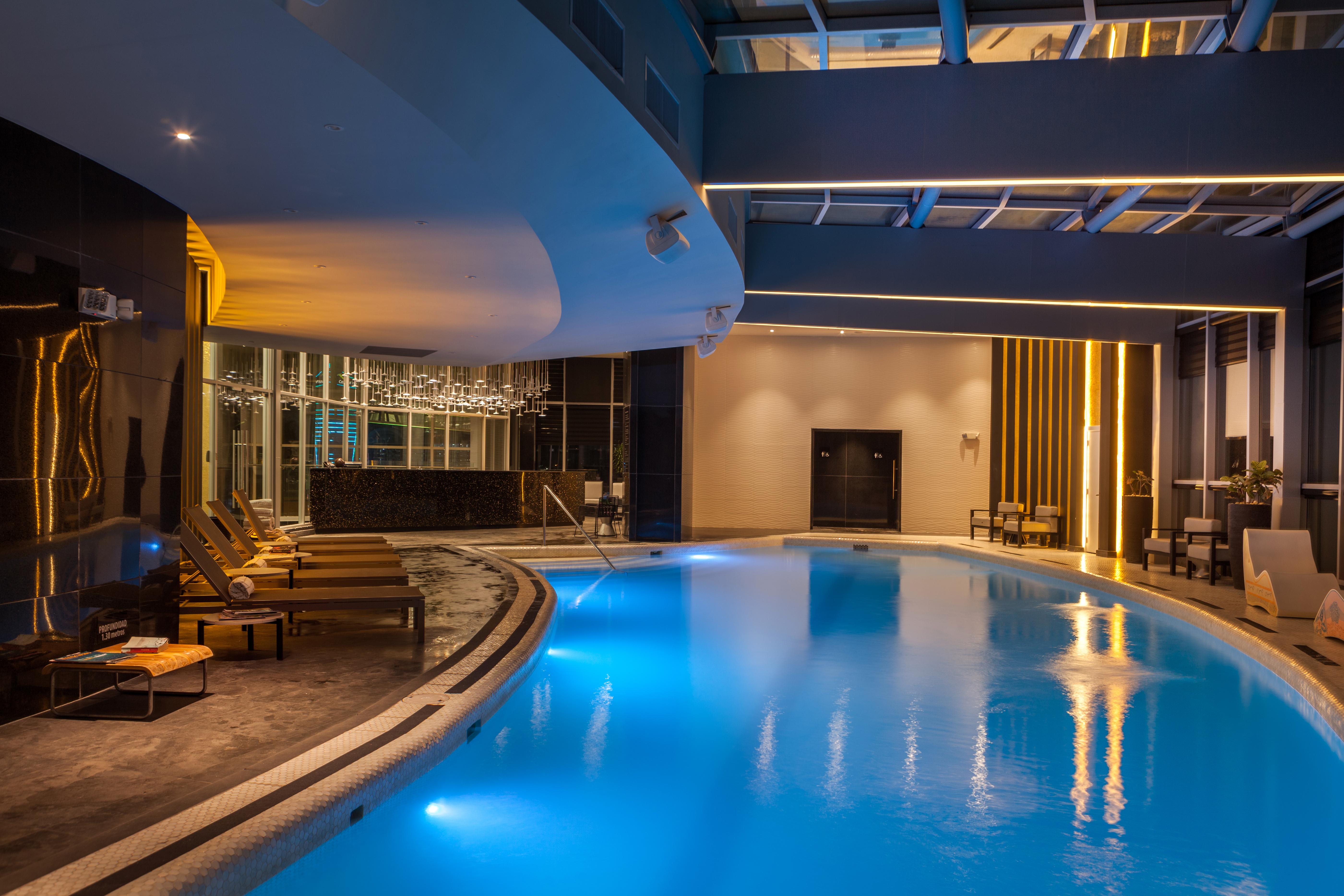 Hotel Las Americas Golden Tower Panama Exteriör bild The pool at the hotel