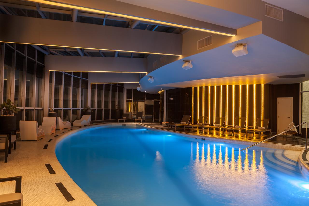 Hotel Las Americas Golden Tower Panama Exteriör bild The pool at the hotel