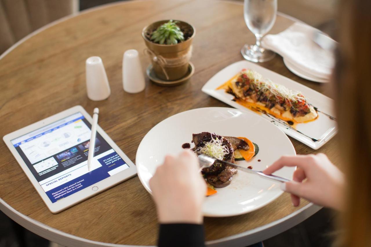 Hotel Las Americas Golden Tower Panama Exteriör bild A woman using a tablet while eating